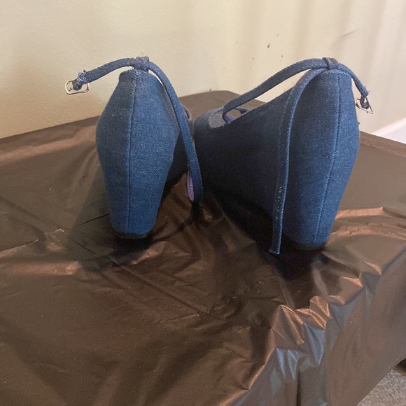 Shoes - Picture 2 of 4